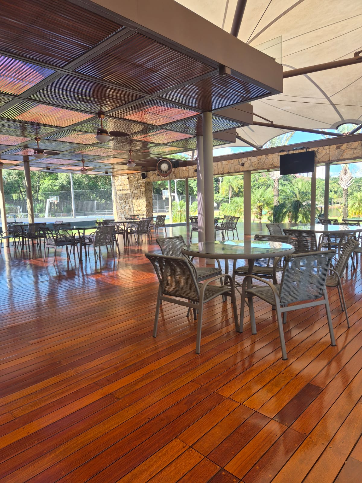 Deck de madeira em área de lazer coberta