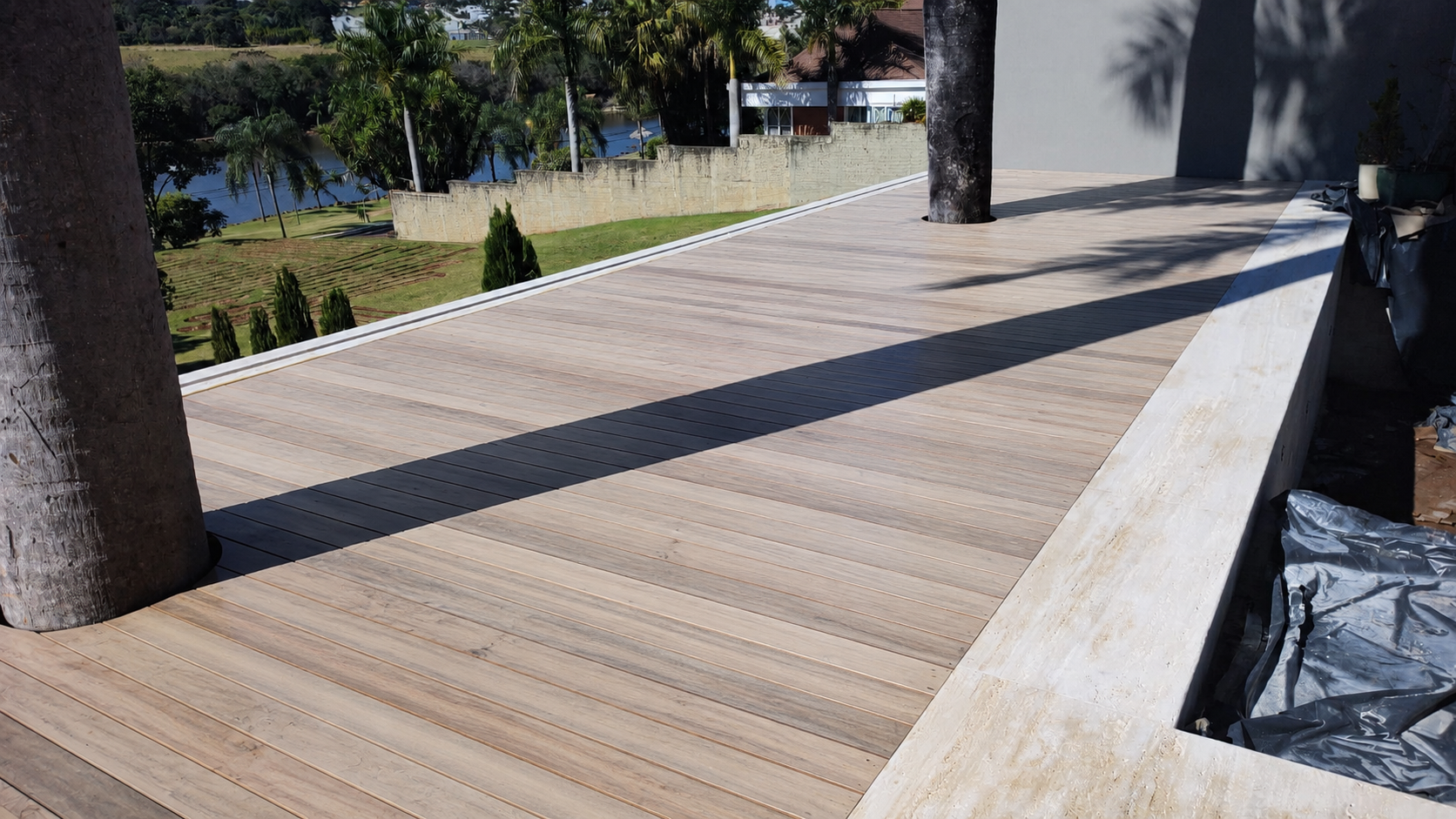 Deck de madeira desgastado antes da restauração