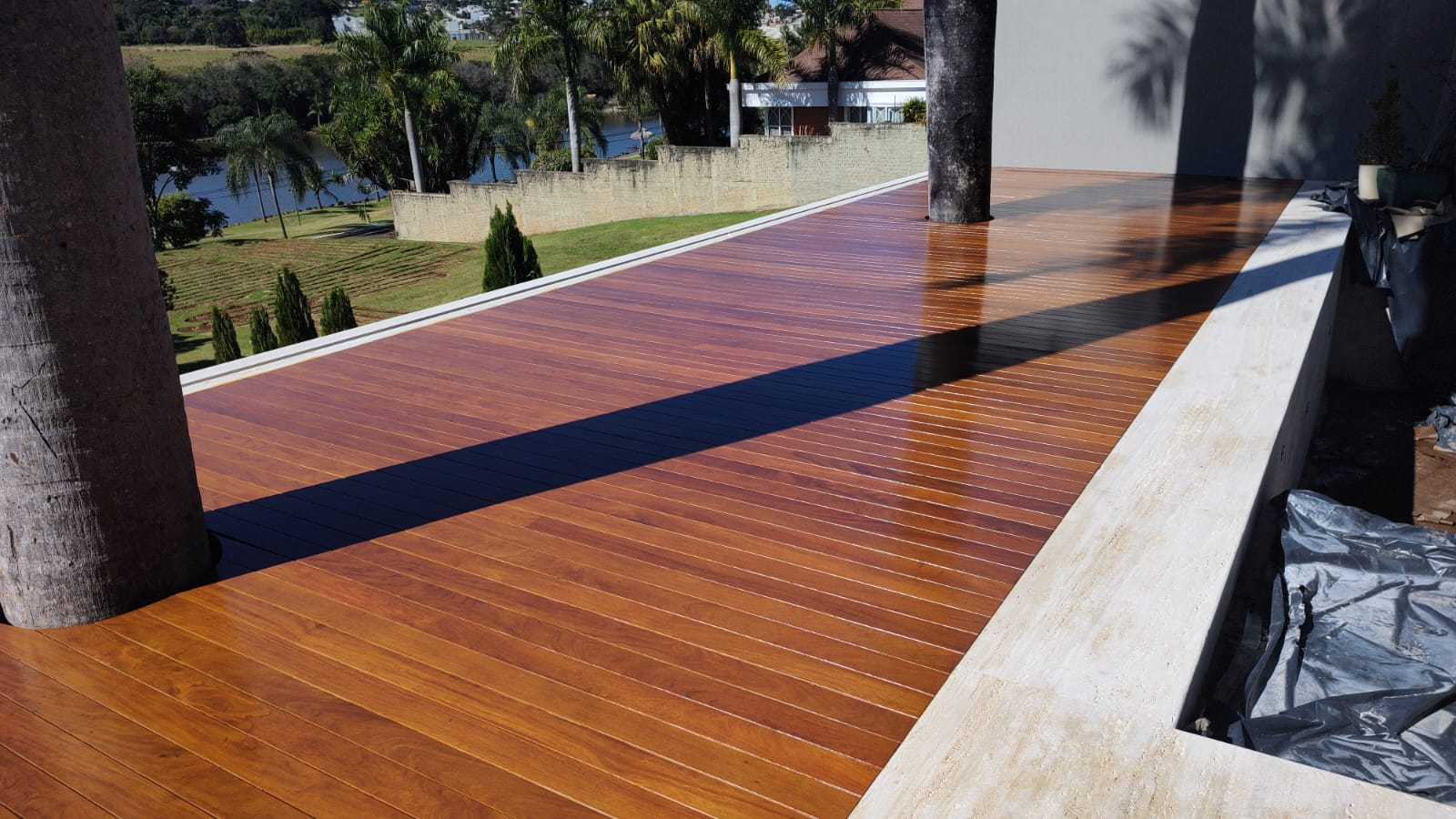 Deck de madeira após lixação e aplicação de verniz