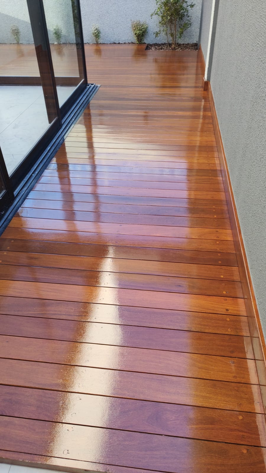 Deck de madeira em varanda