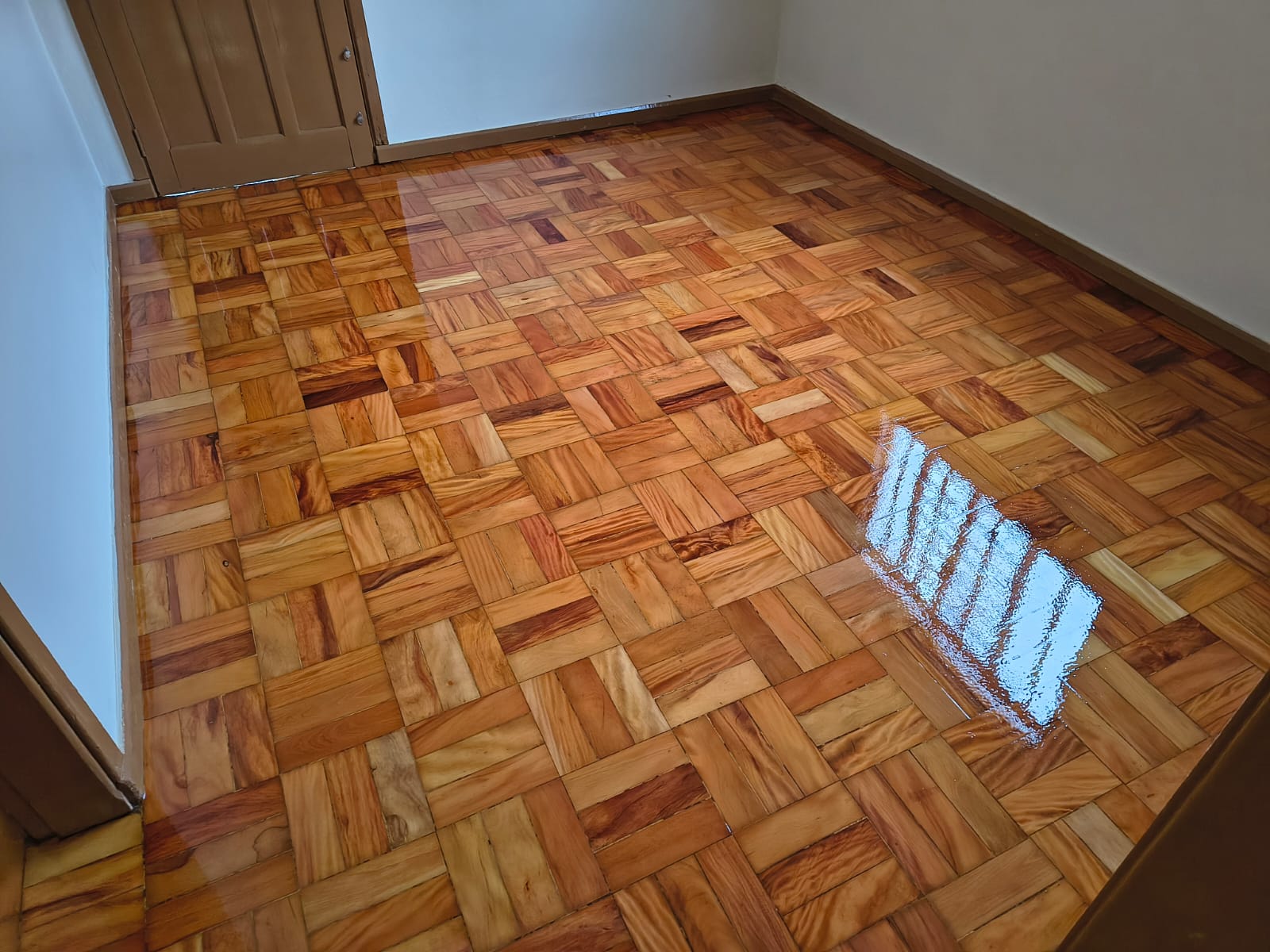 Piso em taco lixado e envernizado em sala de estar