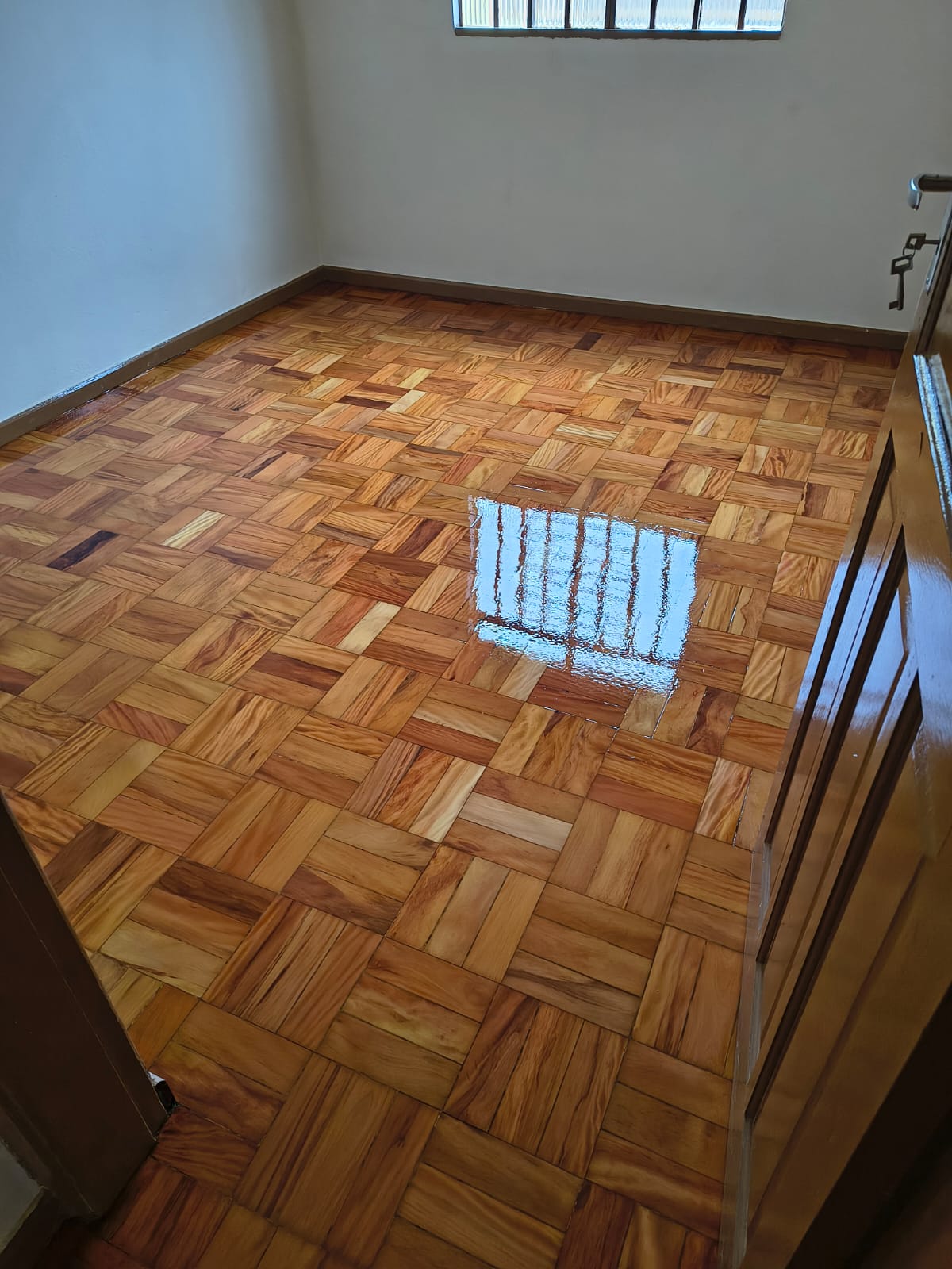 Detalhe do piso em taco restaurado