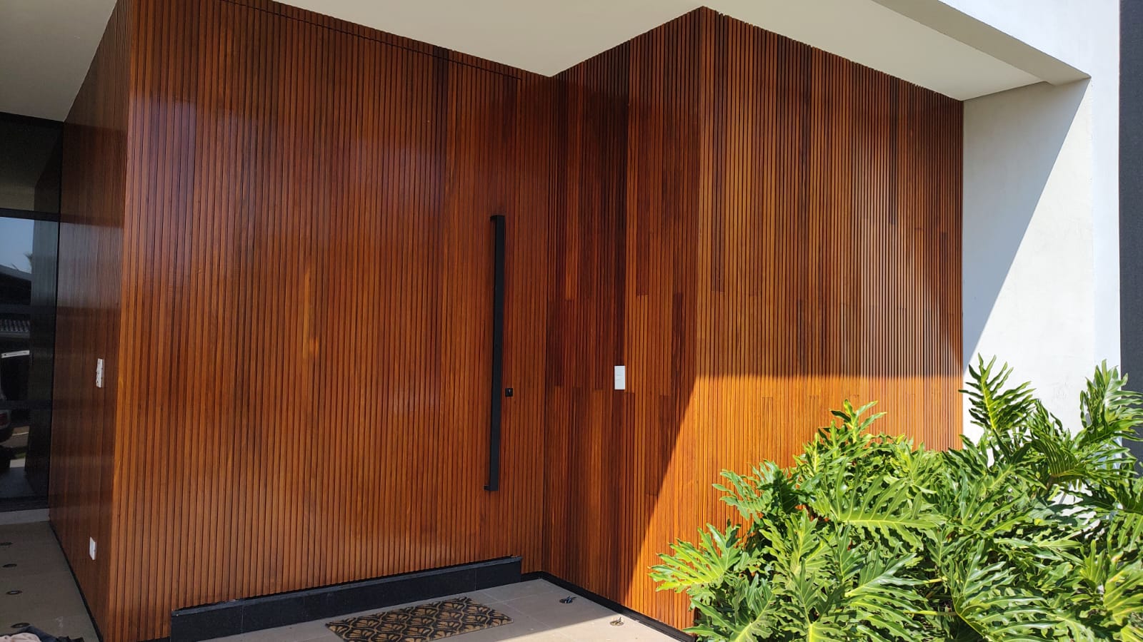 Revestimento em ripas de madeira na entrada da casa